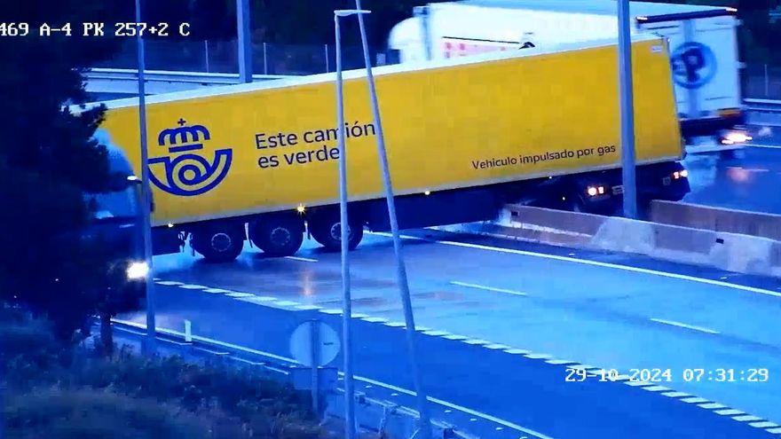 Un camión de &#039;Correos&#039; queda atravesado en medio de la autovía A-4 en la provincia de Jaén