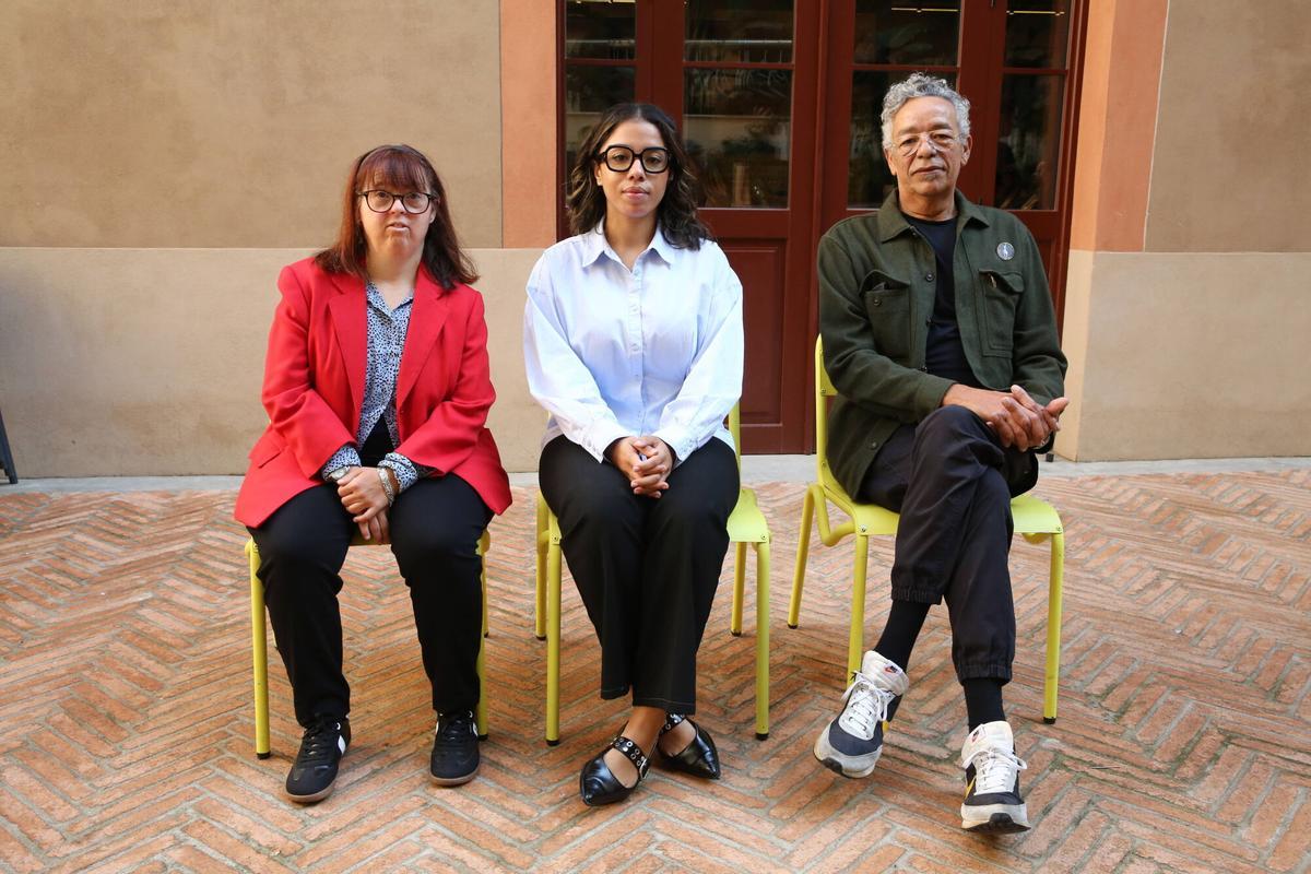 Barcelona 18/10/2025 Personas perceptoras de prestaciones sociales en el dia internaiconal de la pobresa (17O) en la foto Juan Fernández Fuentes, Montse Vilarrasa Montclús ( americana roja), Leire Simarro Arias Foto ELISENDA PONS