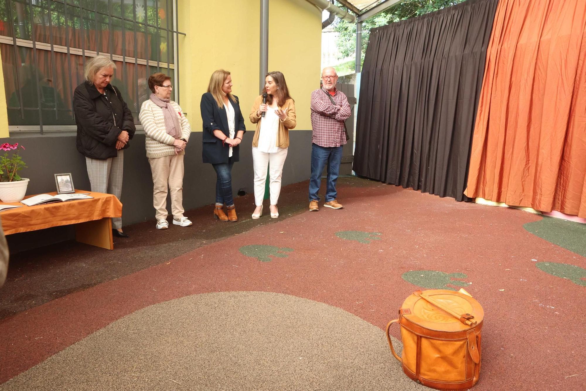As cantareiras Adolfina e Rosa Casás decoran as paredes da escola infantil Luís Seoane