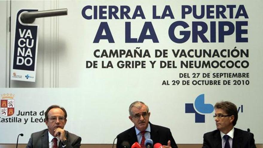 El consejero de Sanidad, Francisco Javier Álvarez Guisasola, presenta la campaña regional de prevención de la gripe y el neumococo 2010