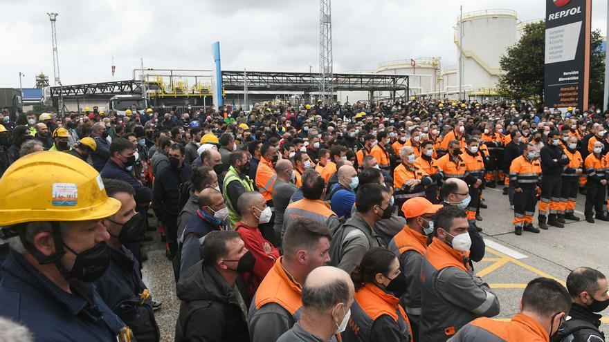 Repsol suspende los trabajos en la refinería en señal de duelo