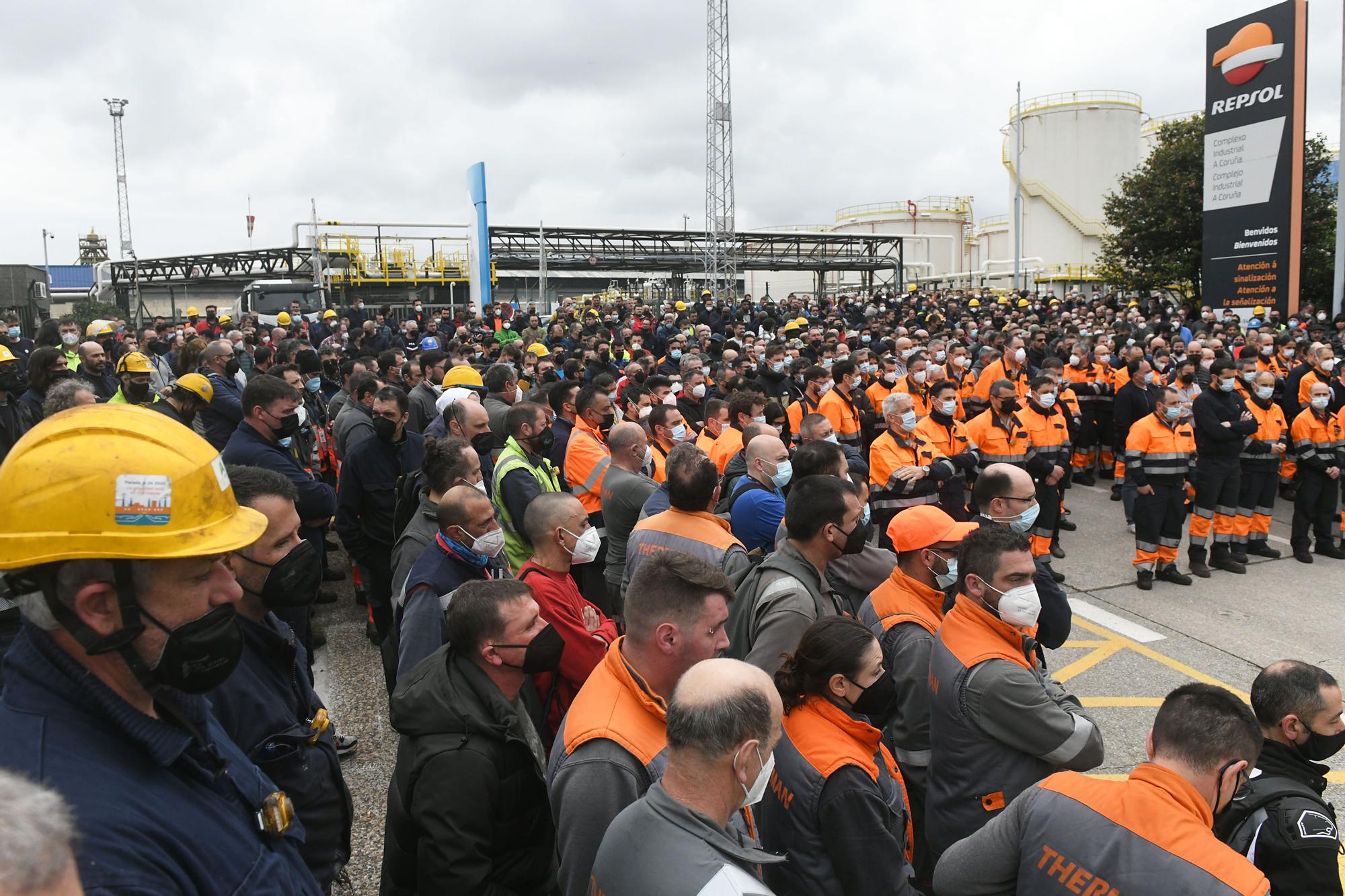 Repsol suspende los trabajos en la refinería en señal de duelo