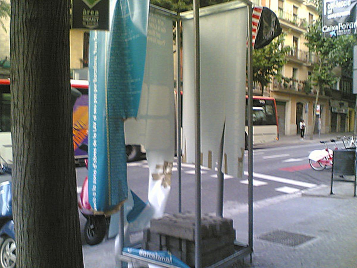 Plafons febles. L’Ajuntament de Barcelona, per compensar els perjudicis de les obres públiques als comerços, ha situat uns plafons informatius amb el nom dels establiments. Però la seva solidesa queda en entredit.