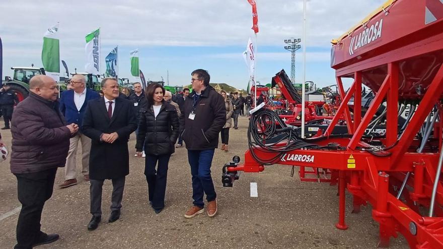 El presidente de la DPZ y la alcaldesa de Ejea participaron en la jornada inaugural. | SERVICIO ESPECIAL