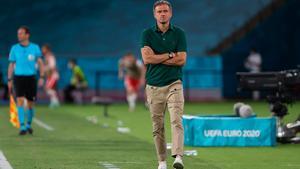 Luis Enrique, preocupado durante el partido contra Polonia en La Cartuja de Sevilla.