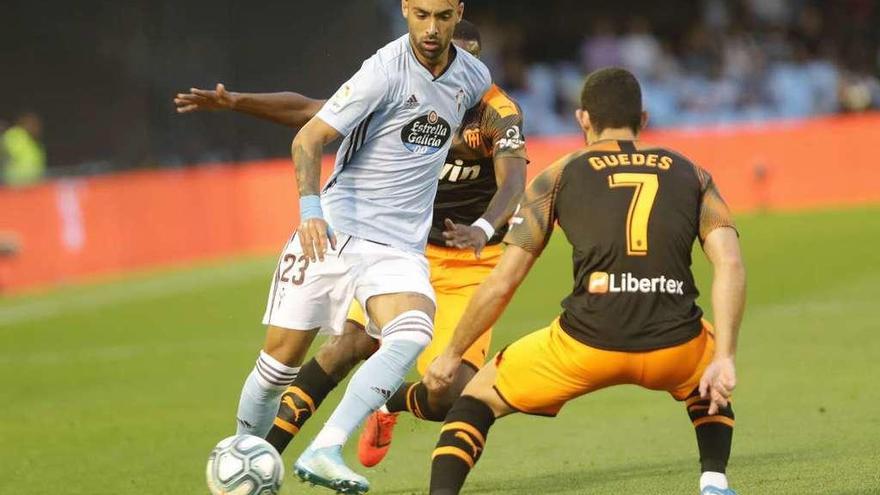 Brais da un pase a su derecha durante el partido de ayer. // Ricardo Grobas