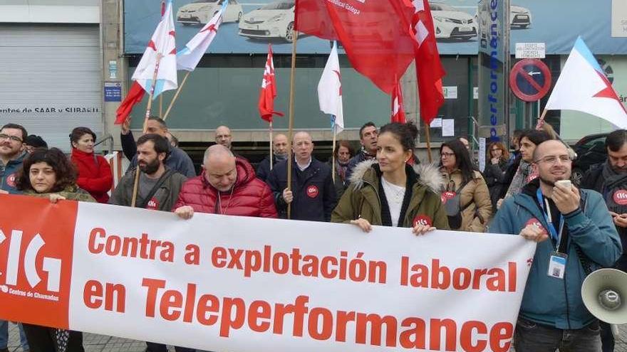 Trabajadores de Teleperformance, ayer en una protesta ante el centro de trabajo en A Grela.