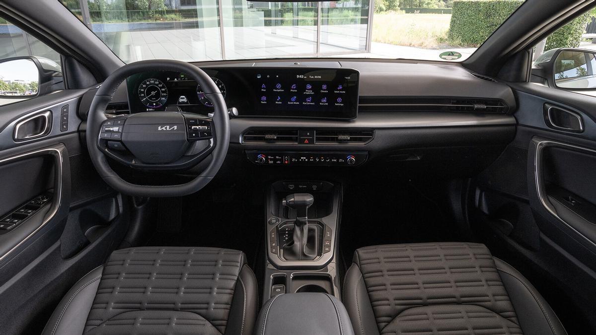 Interior del Kia XCeed con sus dos pantallas digitales