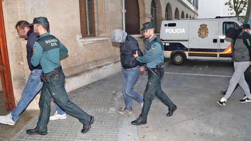 Varios de los sospechosos, ayer en el juzgado de guardia de Palma.