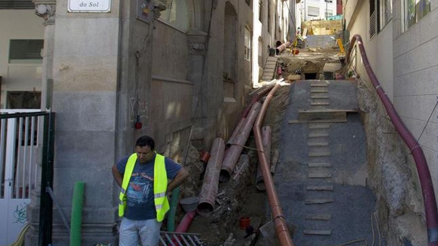 Obra de construcción de las escaleras mecánicas en Porta do Sol. // Ricardo Grobas