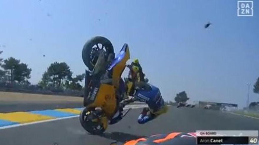 Brutal caída múltiple en la carrera de Moto2 en Le Mans con Arón Canet entre los afectados