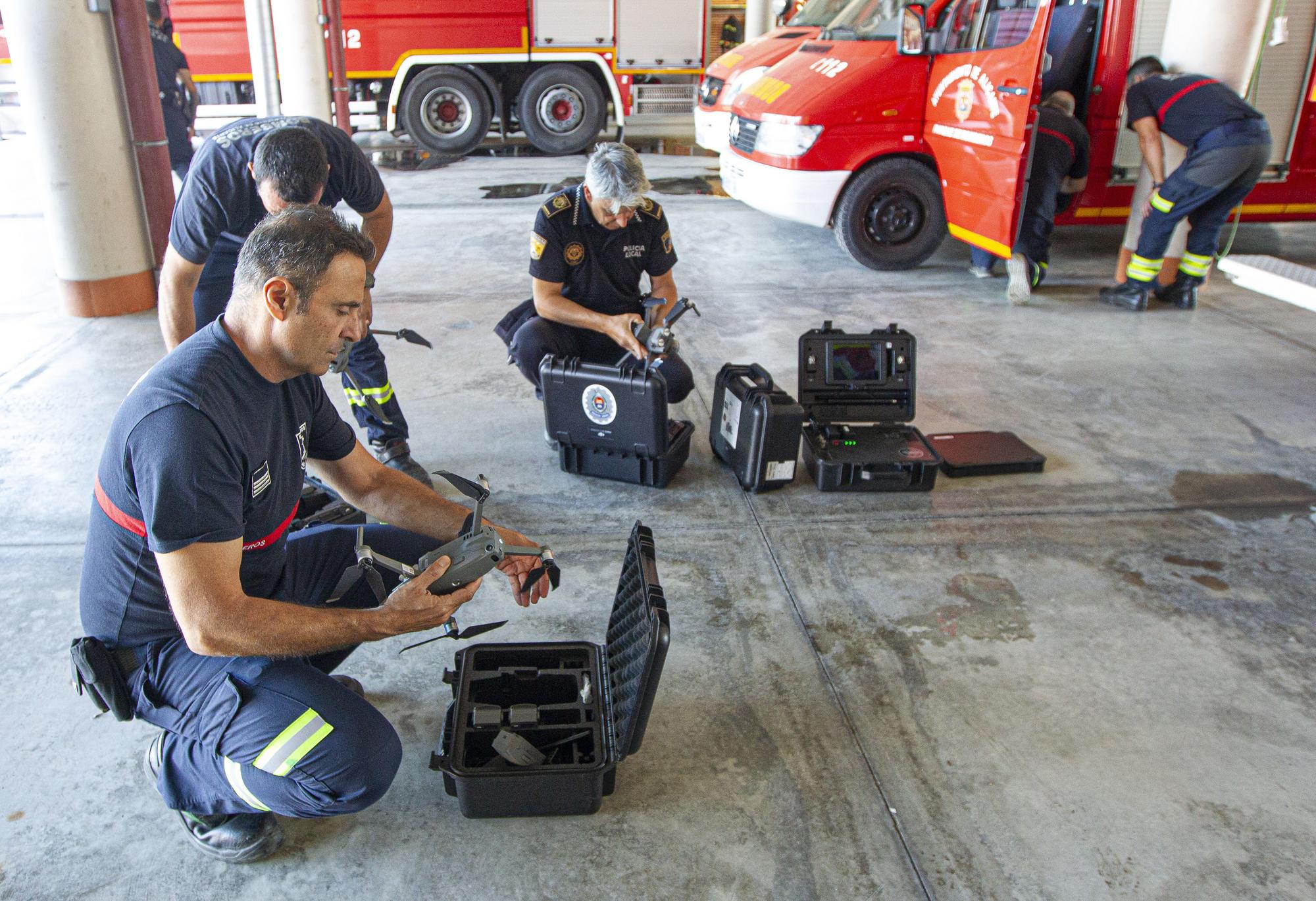 Los Bomberos preparan los drones que volarán en la noche de la Cremà