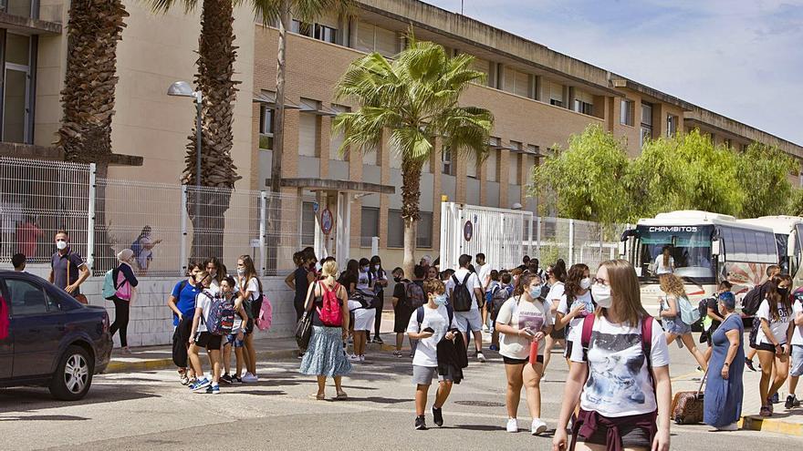 Un grupo de estudiantes a las puertas del instituto Consuelo Aranda, al inicio de curso. | PERALES IBORRA