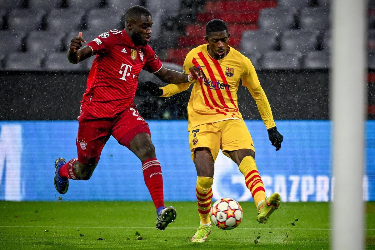 Munich (Germany), 08/12/2021.- Bayern’s Marc Roca (L) in action against Barcelona’s Ousmane Dembele (R) during the UEFA Champions League Group E soccer match between FC Bayern Muenchen and FC Barcelona at Allianz Arena in Munich, Germany, 08 December 2021. (Liga de Campeones, Alemania) EFE/EPA/PHILIPP GUELLAND