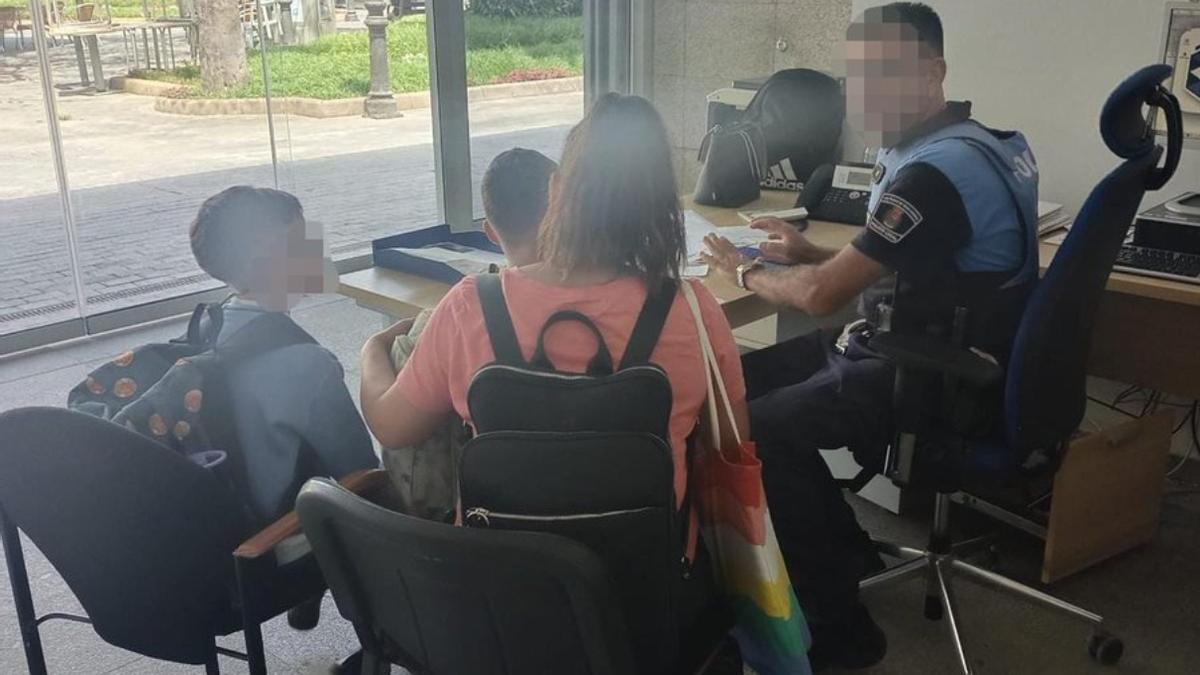 Momento en que la madre con sus dos hijos acude a la Policía Local a entregar la cartera que halló con 2.500 euros.