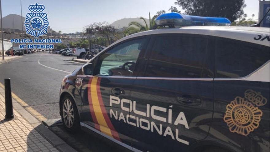 Policías nacionales lograron esclarecer dos delitos cometidos por una pareja de jóvenes en Arona.