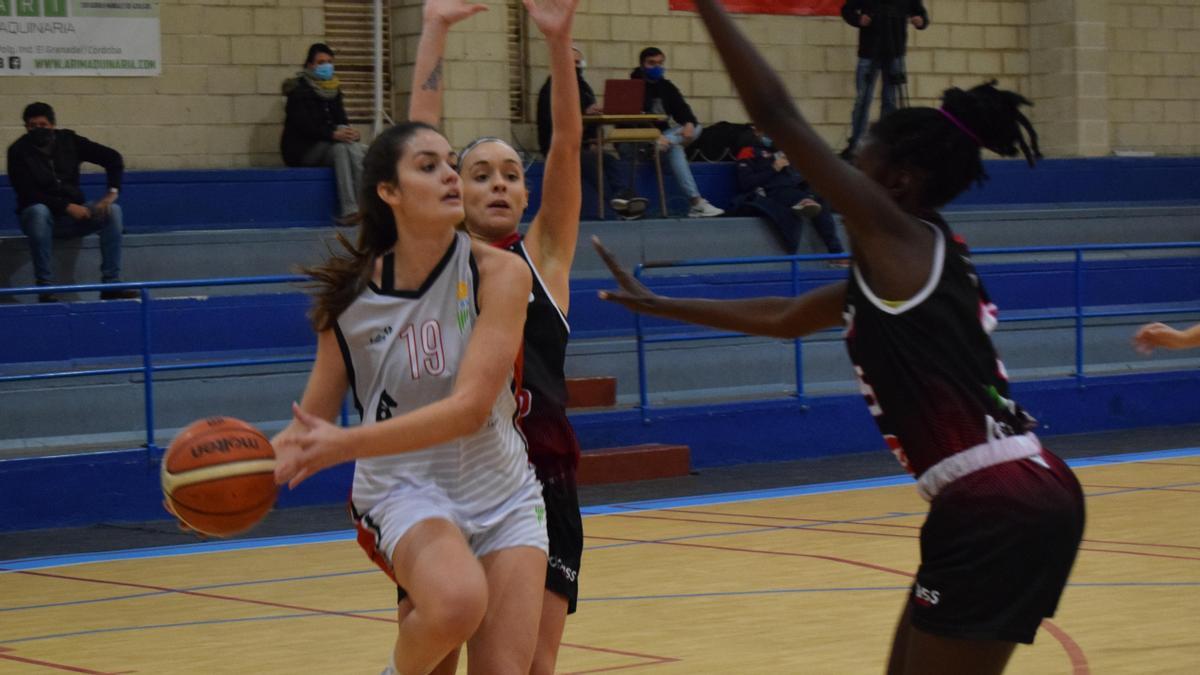 Bea Bustos, en un partido con el Martos ante el Dobuss Córdoba en la pasada temporada.