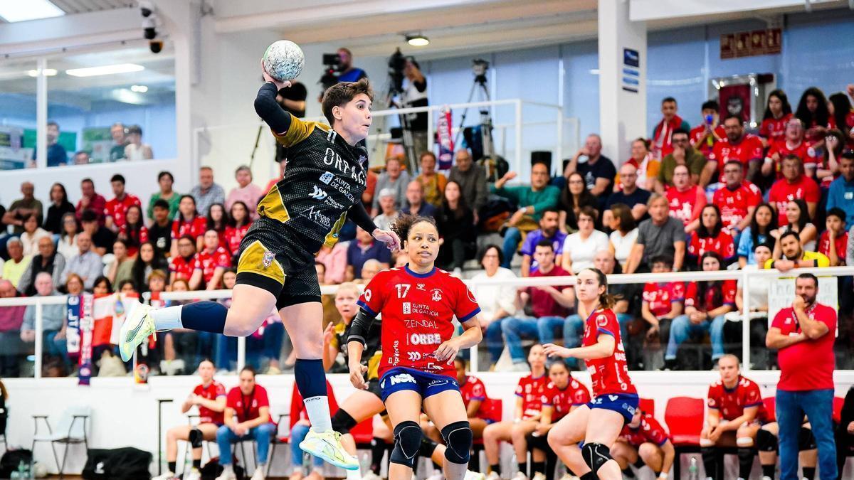 Cecilia Cacheda lanza delante de Bruna Dias en el último derbi que se disputó en A Sangriña.