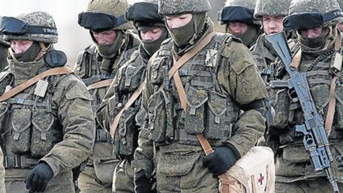 Militares presuntamente rusos, cerca de una base en Crimea.