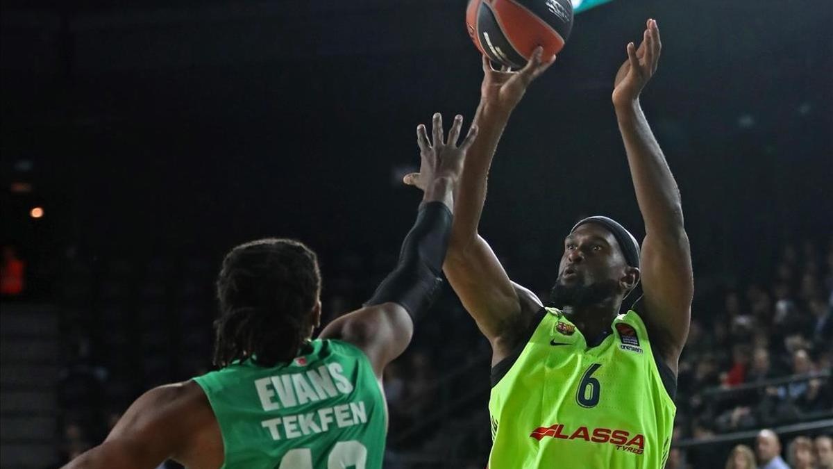 El azulgrana Chris Singleton supera en el lanzamiento a Evans en el partido de Estambul