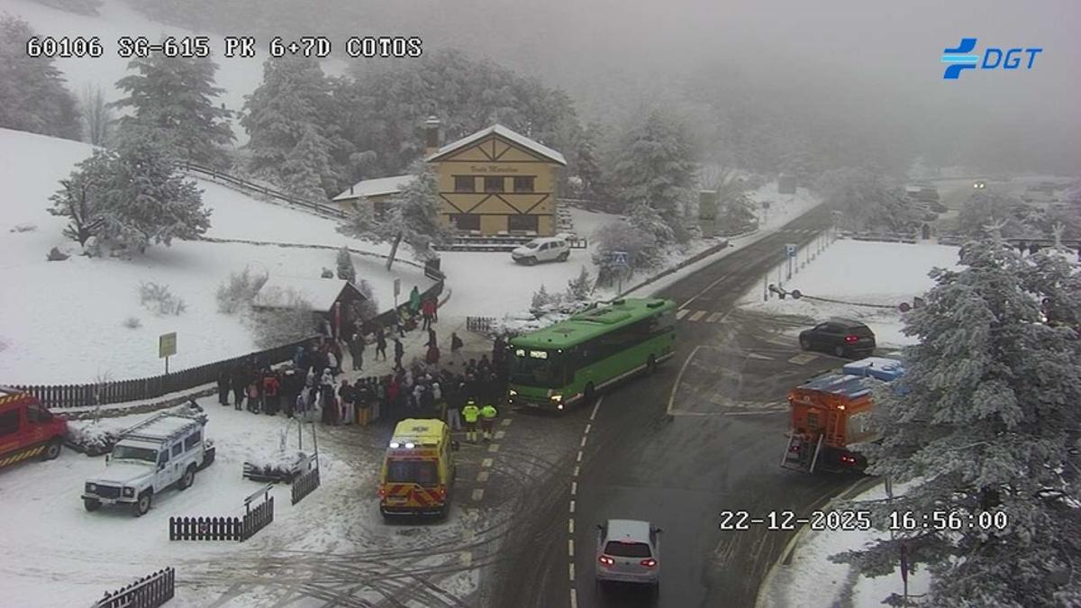 Un autobús llega a recoger a los pasajeros en el puerto de Cotos, este lunes.