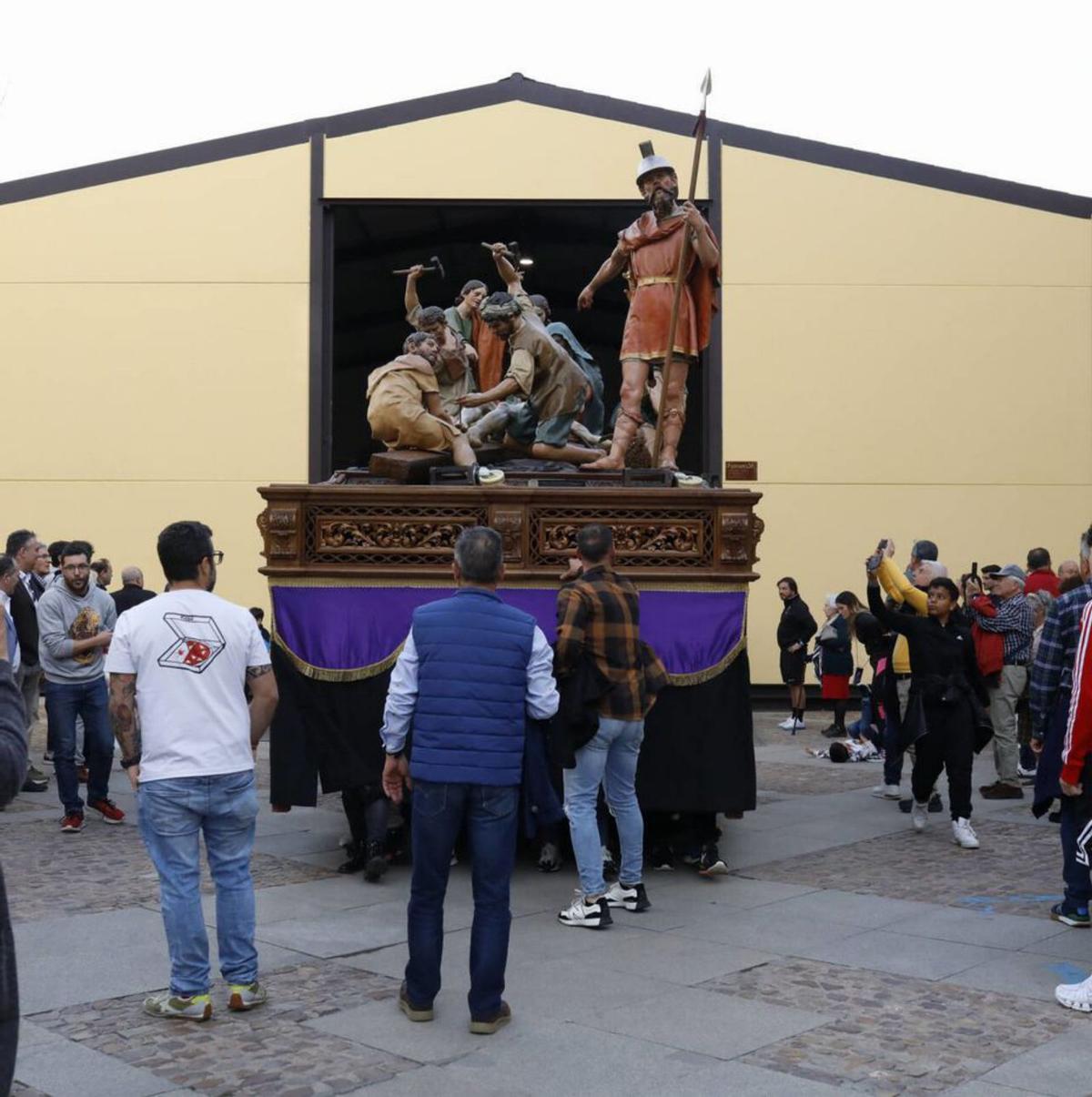 Salida de Crucifixión del recinto provisional de Claudio Moyano. | A. Burrieza