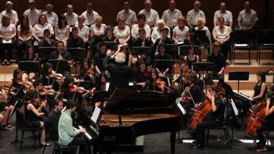 Alumnos del Conservatorio de Alcoy durante el concierto de fin de curso en el Calderón.