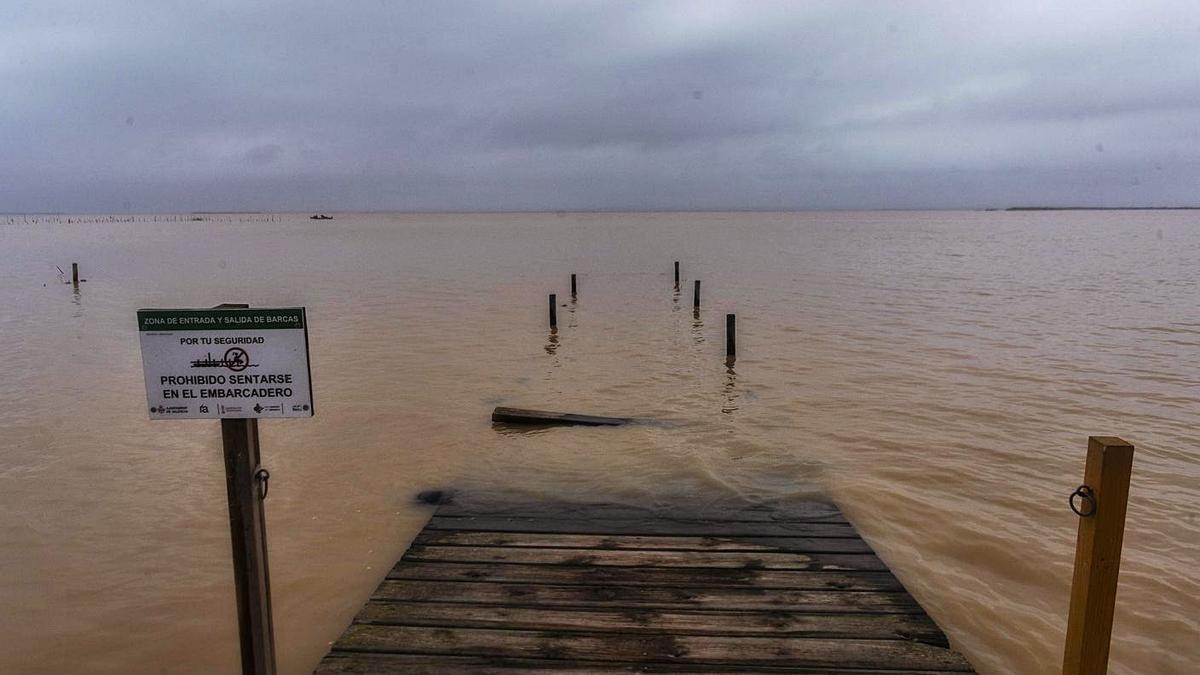 Embarcadero de l’Albufera cubierto de agua tras las fuertes lluvias del jueves. | GERMÁN CABALLERO