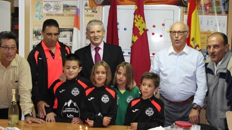 Gómez López visita al club Nueva Cartagena por sus veinte años