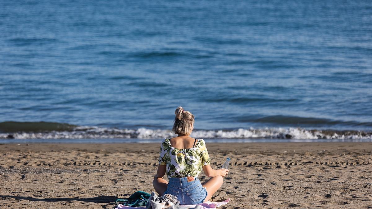 Una mujer disfruta en la playa de la Misericordia de Málaga.