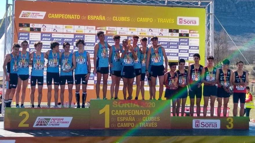 Los atletas célticos, ayer, en el segundo cajón del podio de Soria. // @CeltaAtletismo