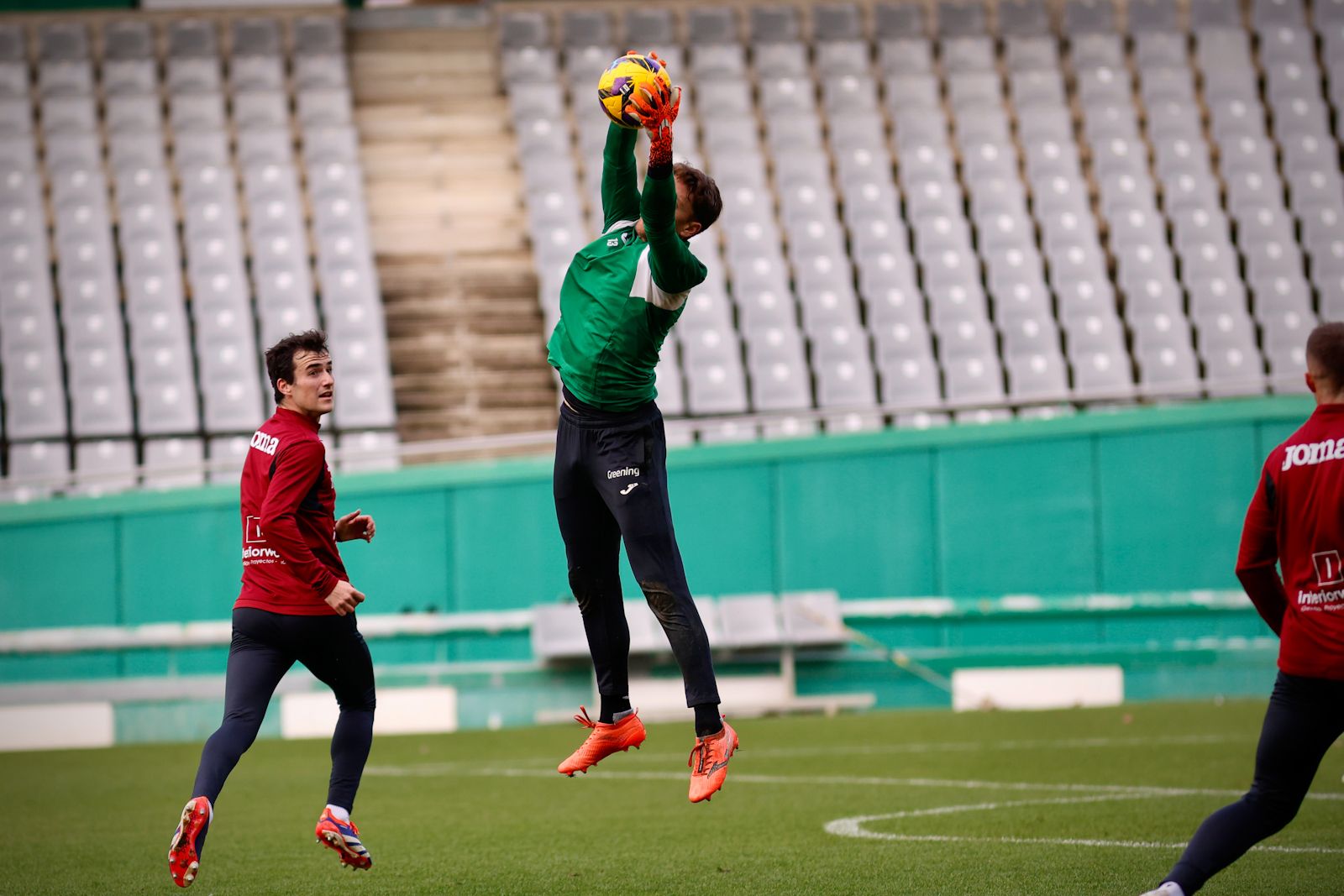 El Córdoba entrena ante su afición en El Arcángel