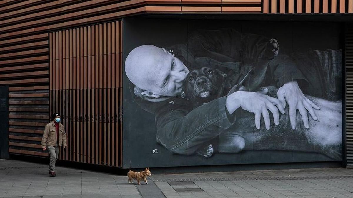 Uno de los murales de Theo Vázquez con personas que vivieron en la calle, en la Escola Massana. 