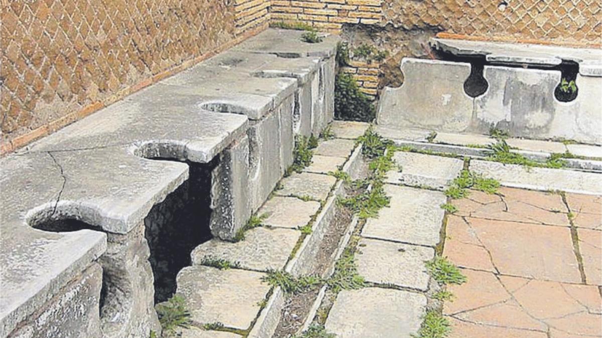 Las letrinas comunitarias romanas de Ostia Antica.