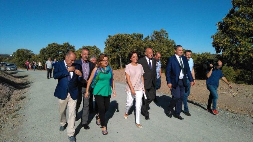 Esperanza Orellana, en el centro, acompañada de autoridades zamoranas en la inauguración del camino de Sejas de Aliste a Tola