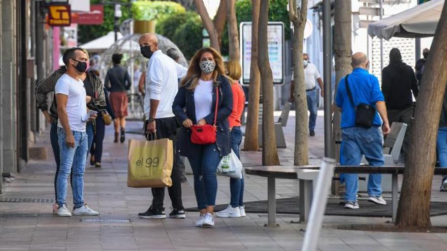 Gente comprando en la avenida de la Constitución, vía principal de la zona comercial de San Gregorio. | | JUAN CASTRO
