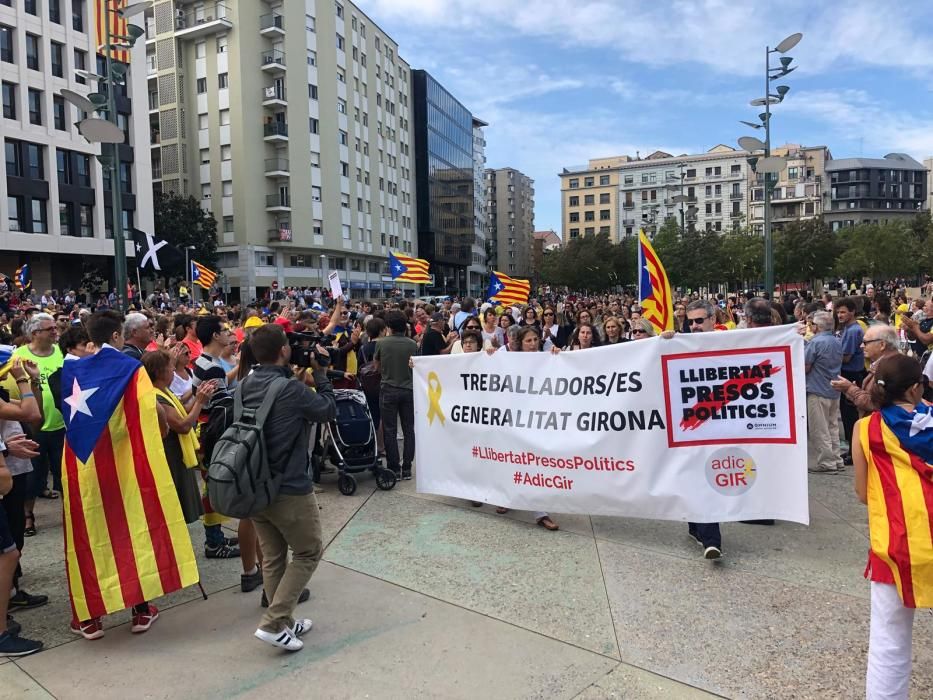 Concentració a la plaça U d''octubre de Girona en l''aniversari del referèndum de l''1-O