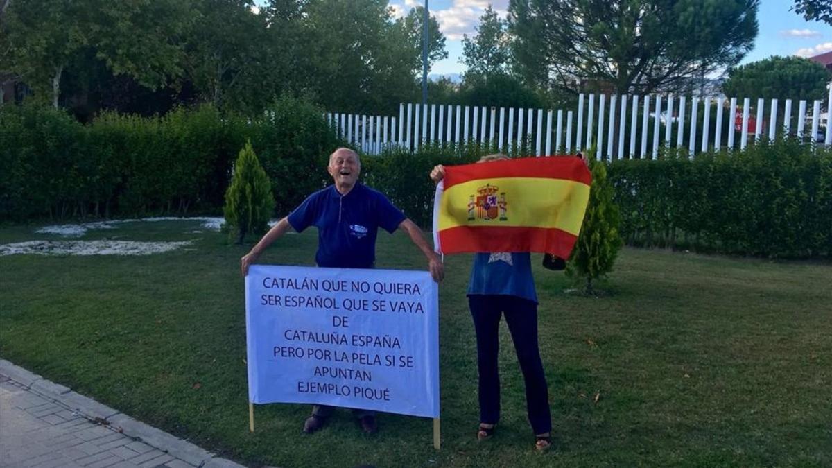 Una pareja de alegres aficionados reciben a Piqué orgullosos de su españolidad