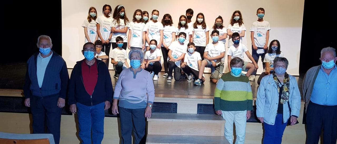 Alumnos de A Rúa y &quot;mayores&quot; protagonistas del documental, ayer en el Auditorio de Cangas.