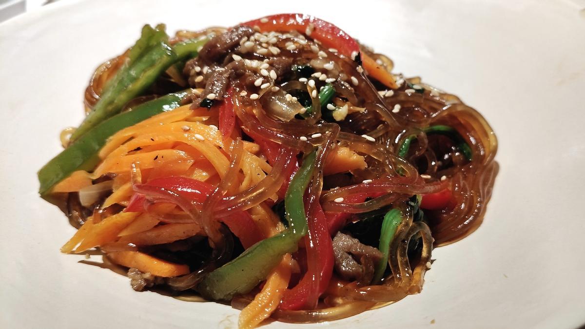 'Japchae', fideos de boniato salteados con verduras y carne del restaurante coreano Soban de Jo Lee.