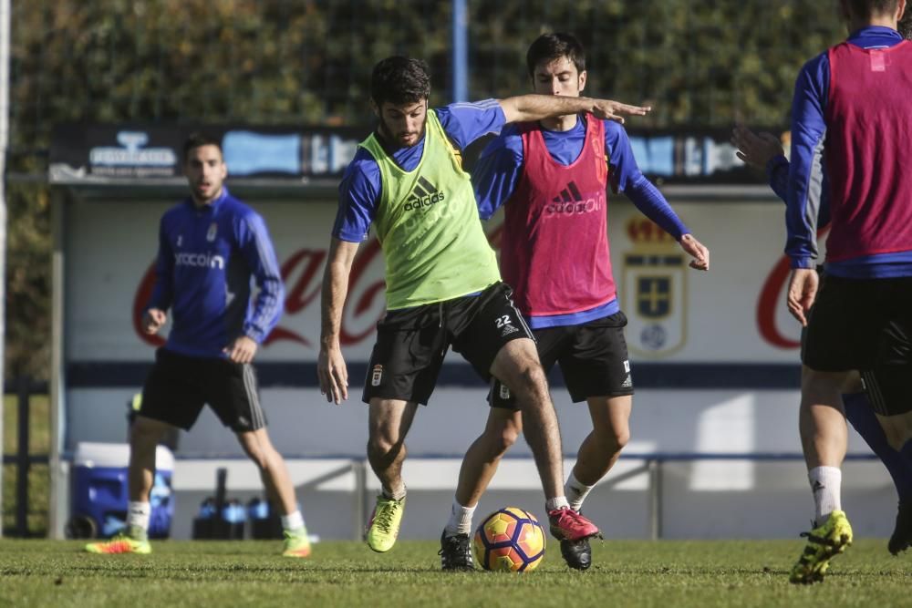 Entrenamiento del Real Oviedo a puerta abierta en El Requexón