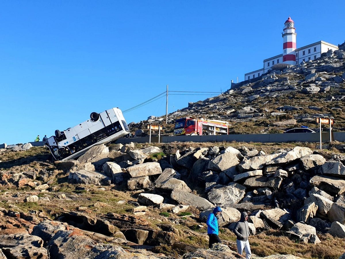 Cuatro heridos tras volcar un bus que quedó 'colgado' en las rocas de cabo Silleiro