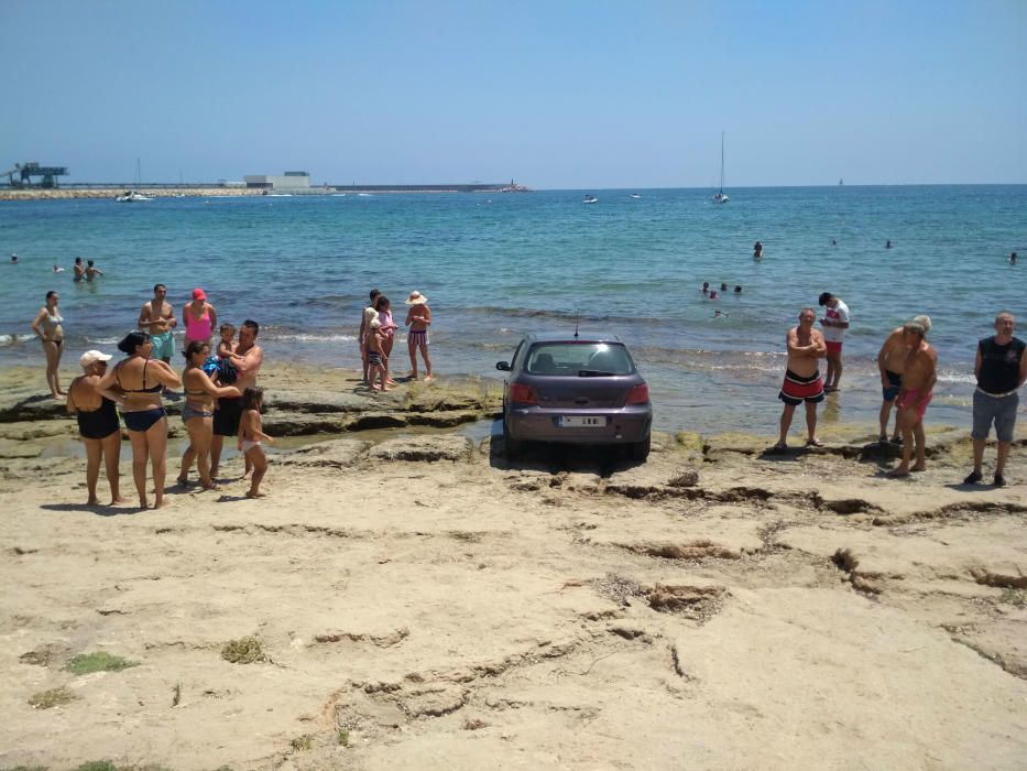 El coche estaba aparcado en la calle Bigastro y se ha precipitado a la orilla de la playa, sin causar daños personales
