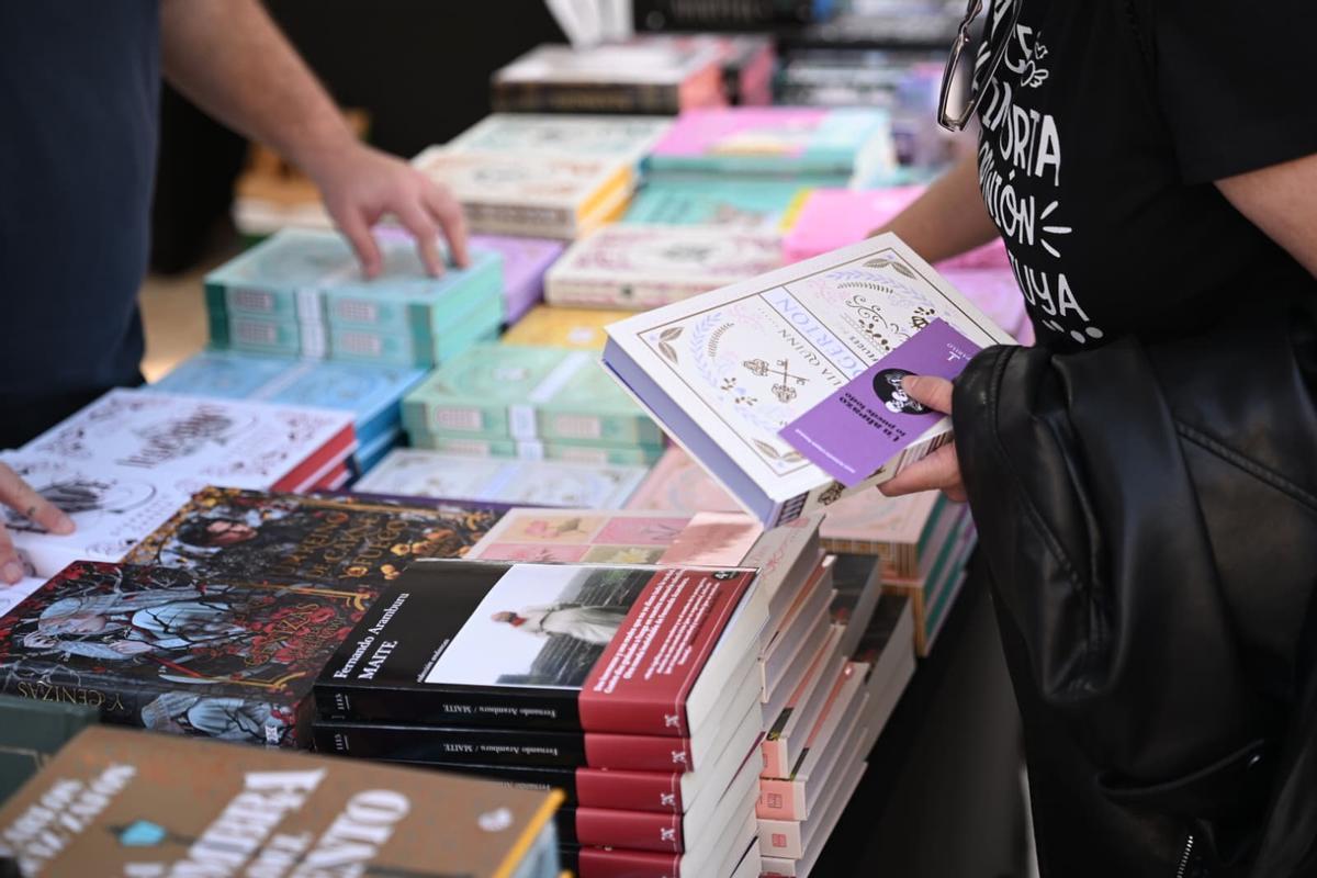 La feria del libro sirve como lugar de intercambio de ideas acerca de las obras literarias