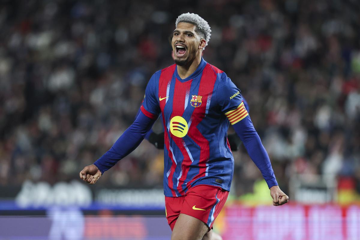 Ronald Araujo celebra el gol que supuso el 0-2.