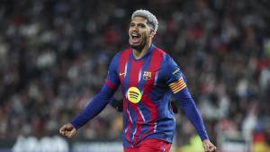 Ronald Araujo celebra el gol que supuso el 0-2.