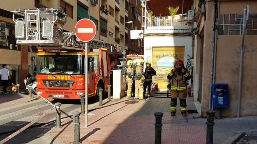 Los bomberos apagan un incendio con varios focos en una vivienda de Alicante