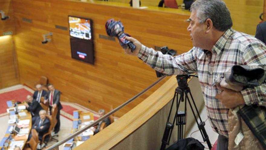 Un afectado por el fraude de las participaciones preferentes y obligaciones subordinadas, grita desde la tribuna de público a los diputados