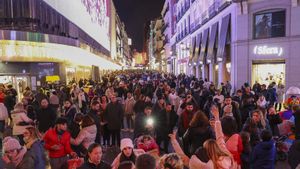 Ciudadanos pasean por Madrid en el pasado puente de la Constitución.