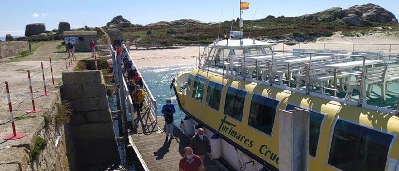 Una de las rutas realizadas desde el puerto de O Grove a la isla de Sálvora, en la foto.